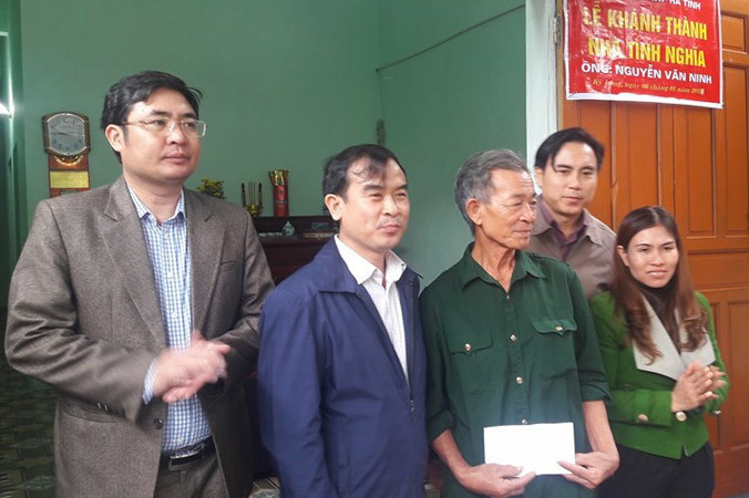 Đại diện phường Kỳ Long (TX Kỳ Anh) thăm hỏi ông Ninh trong buổi khánh thành nhà mới.