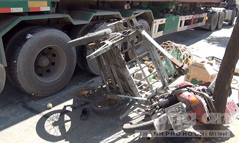 Xe máy lôi của người đàn ông văng lên vỉa hè.