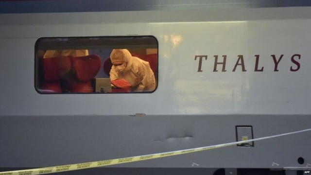 Một chuyên gia pháp y đang làm việc trên tàu. Ảnh: AFP.