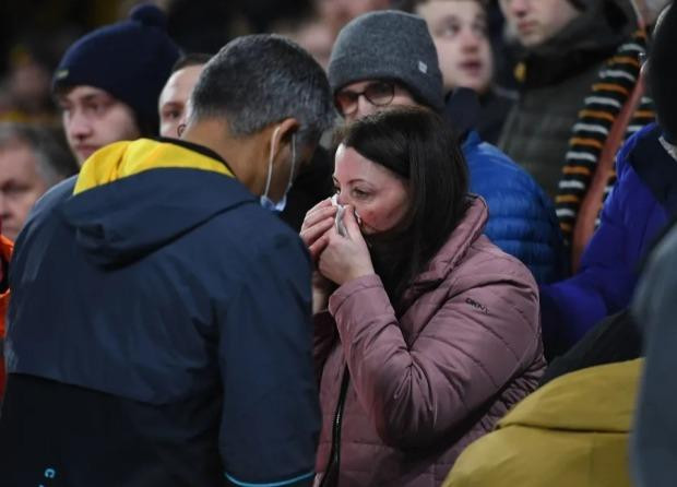 Sao Ngoại hạng Anh đánh đầu làm gãy mũi nữ CĐV trên khán đài