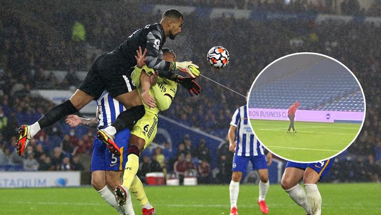 Cầu thủ Arsenal ở lại sân cả tối để tìm chiếc răng bị rơi