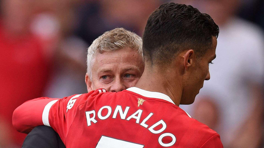 HLV M.U Solskjaer khẳng định không có đặc quyền cho Ronaldo