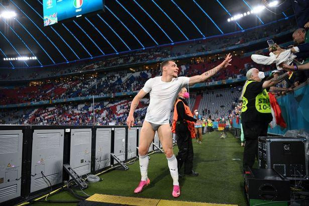 Sao tuyển Italia tụt quần làm quà tặng fan trên sóng truyền hình