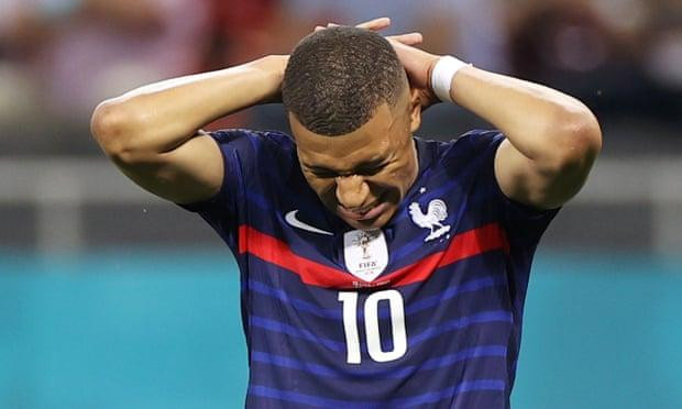  HLV Pháp Didier Deschamps: Mbappe đang suy sụp vì pha đá hỏng
