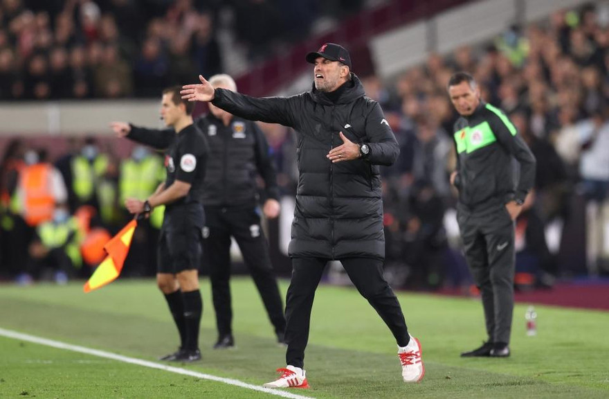 HLV Klopp bức xúc trọng tài, 'nổi điên' với phóng viên: 'Tôi không phải con chó'