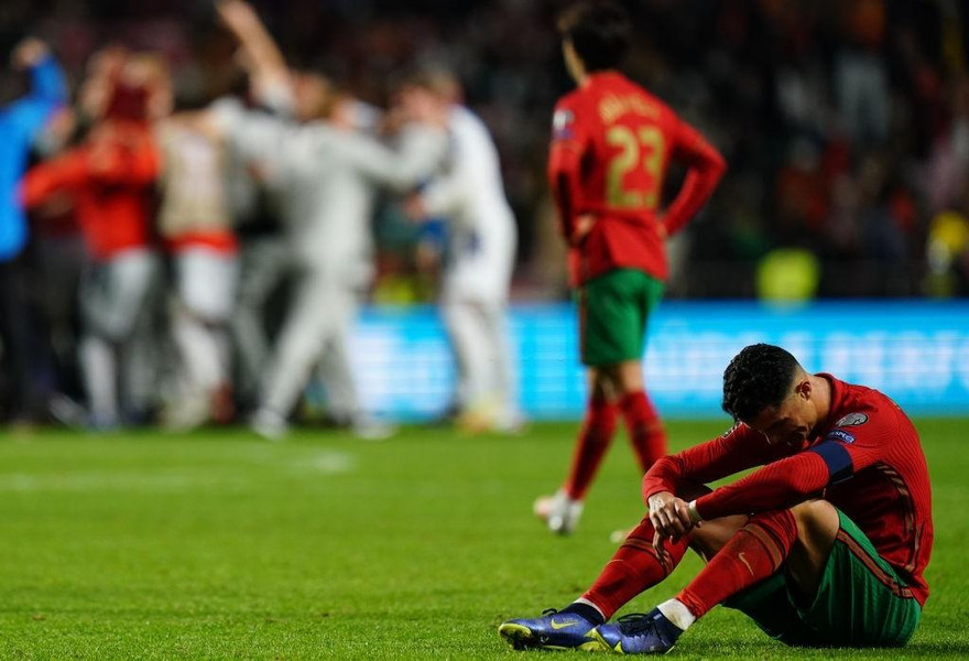 Ronaldo bật khóc suy sụp vì Bồ Đào Nha mất vé trực tiếp đến World Cup