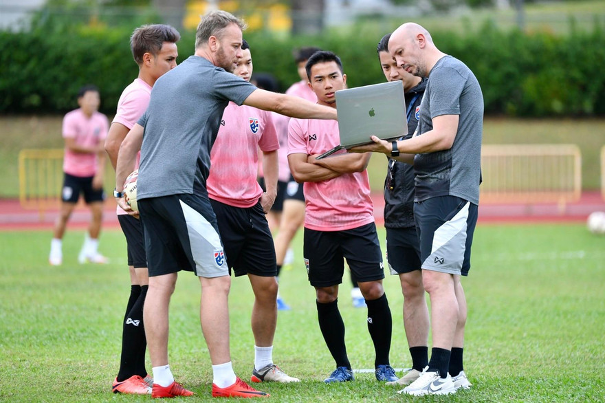 HLV Polking đem laptop ra tận sân để dạy các cầu thủ Thái Lan