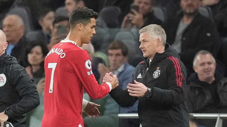 Nhiều cầu thủ MU thích Ronaldo chỉ đạo thay vì Solskjaer