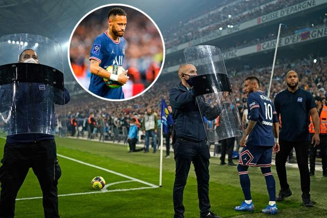 Neymar yêu cầu cảnh sát bảo vệ khi đá phạt góc vì bị tấn công