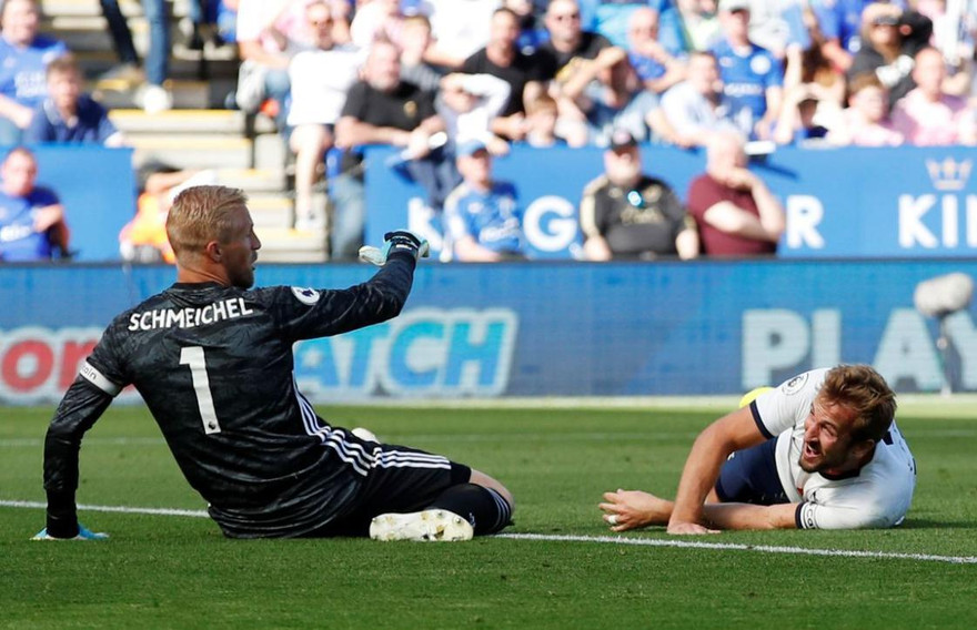 Thủ môn Đan Mạch cứ gặp Harry Kane là 'lấy rổ hứng bóng'