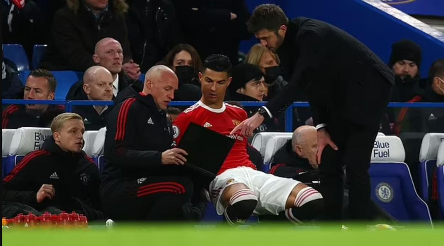 Vì sao Ronaldo ngồi dự bị trong trận MU gặp Chelsea?