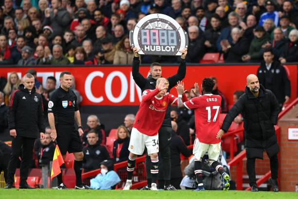 Vì sao mà MU được hưởng 4 quyền thay người trong trận derby Manchester?