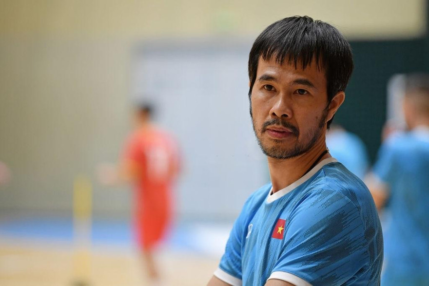 HLV Phạm Minh Giang ở lại Lithuania, tự điều trị COVID-19 trong khách sạn