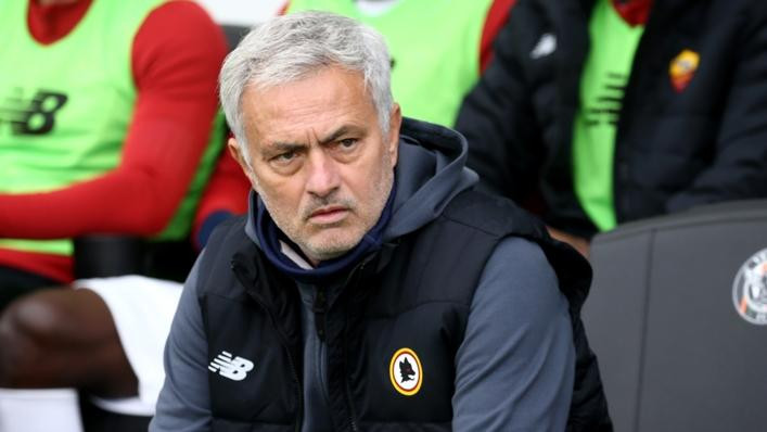 Mourinho trút giận lên phóng viên: Đó là lý do các người nghèo hơn tôi!