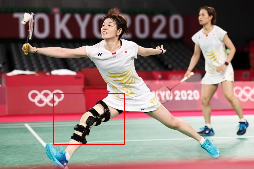 Tay vợt số 1 thế giới Sayaka Hirota đứt dây chằng vẫn cố nẹp chân ra sân