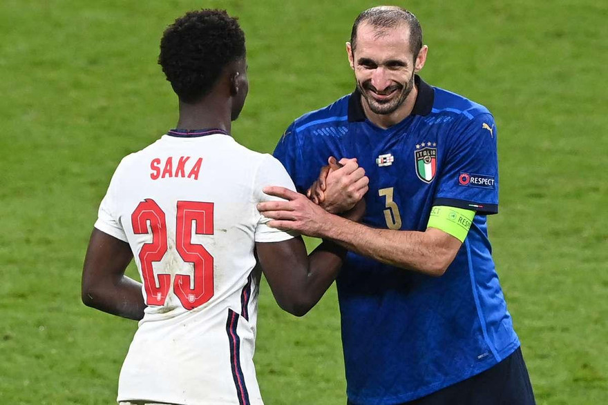 Chiellini đã hét lên câu gì khiến Saka đá hỏng luân lưu?