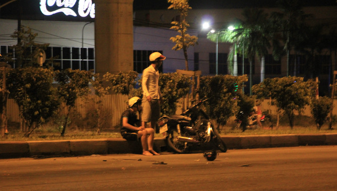 Một thanh niên bị thương tích từ vụ đua. Chưa rõ đây là nạn nhận đi đường hay một trong số các đối tượng đua xe.