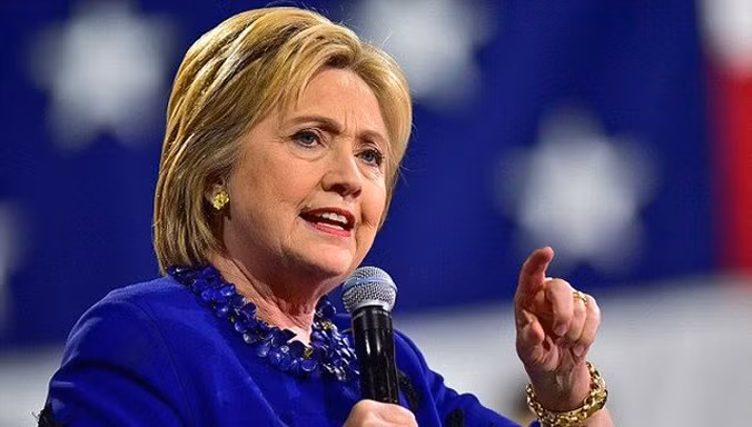 Bà Clinton thậm chí còn nói sẽ đưa đặc nhiệm tới Khu vực 51 để làm sáng tỏ mọi chuyện.