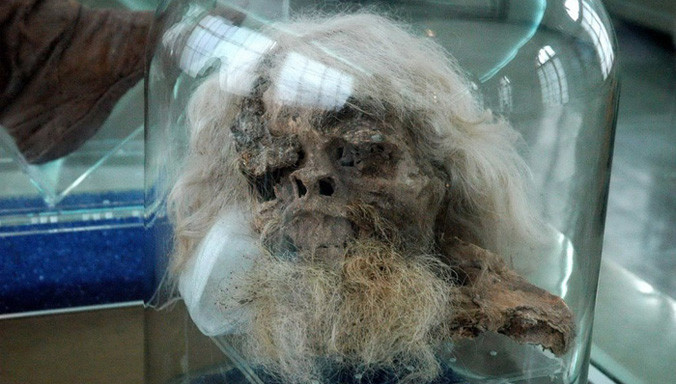 Xác ướp đầu tiên với râu tóc dài và bạc trắng mà một số nhà nghiên cứu cho rằng giống với nguyên mẫu của “thần rừng Satyrs”.