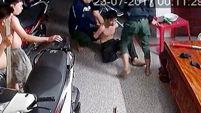 Dĩ bị phát hiện bắt giữ