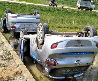 Hai taxi chở nhóm côn đồ bị người dân khiêng lật xuống ruộng