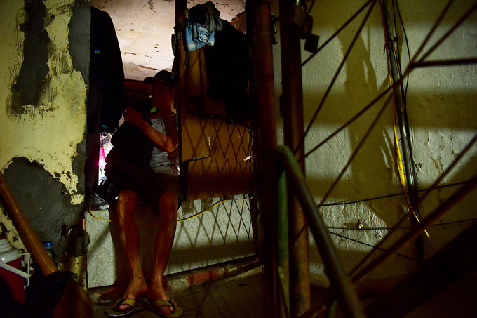 Nằm lọt thỏm trong con ngõ nhỏ ở phố Thuốc Bắc (quận Hoàn Kiếm, TP Hà Nội), có một căn hộ diện tích chỉ độ hơn 2m2. Đây là nơi sinh sống hơn 20 năm qua của cha con ông Chu Văn Cao (SN 1947). Theo ông Cao, trước kia căn nhà có diện tích 16 m2 và có cả tầng