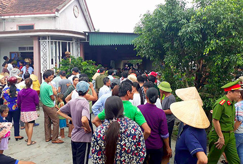 Nhiều người bao vây trước ngôi nhà nơi có người phụ nữ 48 tuổi chạy vào