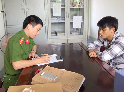 Nghi can Hưng làm việc với cảnh sát