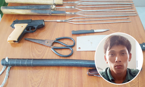 Dùi cui, súng nhựa và hung khí được tìm thấy tại phòng trọ của Út Lọt