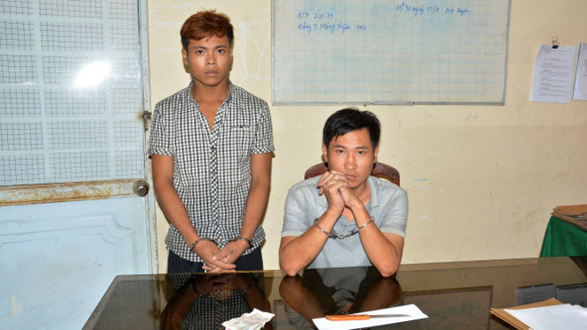 Khang (trái) và Bình tại cơ quan điều tra