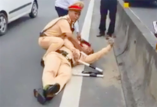 Thượng úy Đức bị container hất văng xuống đường, người va trúng ta luy