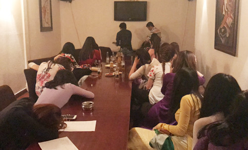 Gần 30 tiếp viên trong trang phục áo dài chờ phục vụ khách