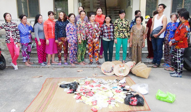 19 nghi can đánh bạc và chứa bạc bị cảnh sát bắt quả tang. Ảnh: Công an nhân dân