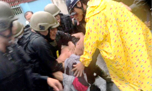 Sau nhiều giờ đồng hồ thuyết phục bất thành, lực lượng công an đã phá cửa phòng trọ, xông vào khống chế đối tượng, giải cứu con tin