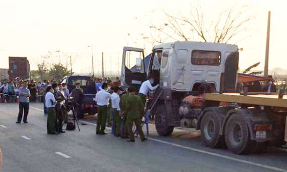 Thi thể lái xe Chu Văn Phong được phát hiện trong xe đầu kéo đỗ ven đường