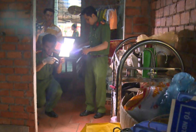 Cảnh sát khám nghiện hiện trường. Ảnh: C.A.