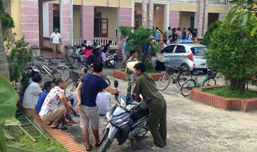 Chiếc xe taxi và những người liên quan được đưa về UBND xã giải quyết