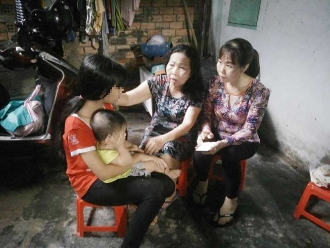 Hội Bảo vệ quyền trẻ em TP.HCM và Hội Liên hiệp Phụ nữ quận 9 động viên bé L. (đang ẵm em) vượt qua khủng hoảng