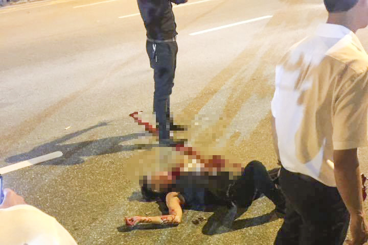 Nam thanh niên nằm bất động giữa đường. Ảnh: FB