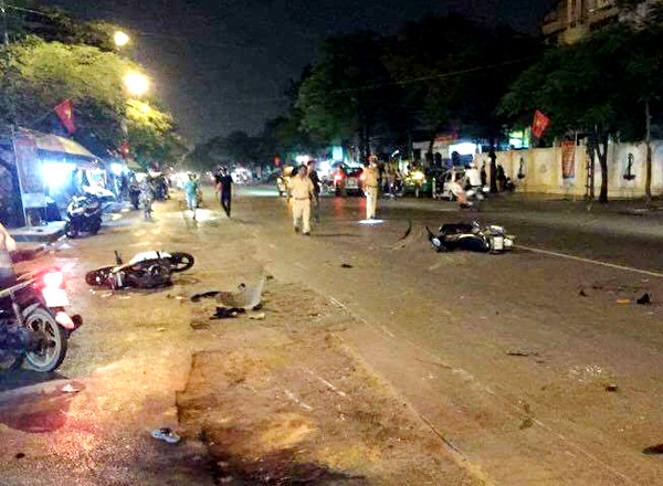 Tại hiện trường xe máy đổ la liệt 