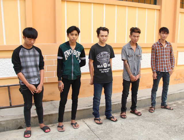 5 đối tượng đã bị cơ quan cảnh sát điều tra Công an TP Long Xuyên khởi tố để điều tra về hành vi bắt giữ người trái pháp luật và cướp tài sản