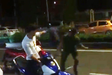 Thanh niên tên Tú cầm dao chống trả công an. Ảnh cắt từ clip