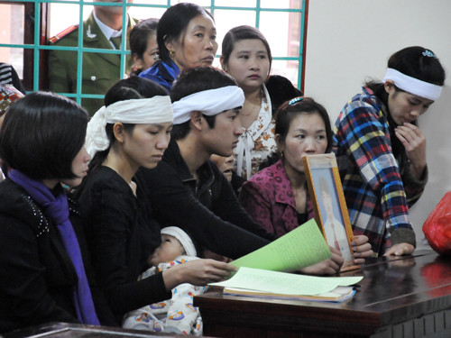 Con gái của nạn nhân Tuấn Anh còn quá nhỏ, hay khóc và đòi bú sữa mẹ trong lúc dự tòa