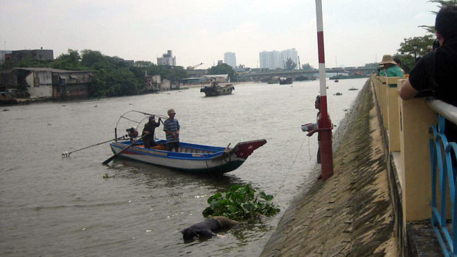Thi thể nạn nhân nổi lập lờ dưới đám lục bình gần bờ