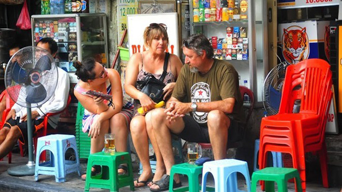 Dự thảo có đề cập đến việc việc kinh doanh bia tại các địa điểm: trường học, bệnh viện, công sở, vỉa hè là hành vi vi phạm quy định pháp luật.