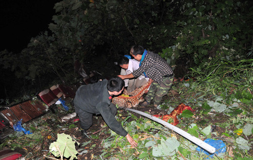 Những thành viên nhóm phượt cùng công an và dân địa phương cứu người. Ảnh: Minh Tùng.