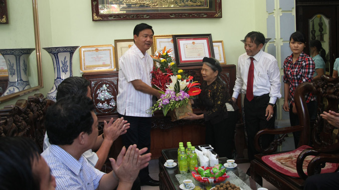 Bà Đinh Thị Nụ (vợ liệt sỹ) đã góp gần 300 triệu đồng để làm đường ”cho sạch và dễ đi”.