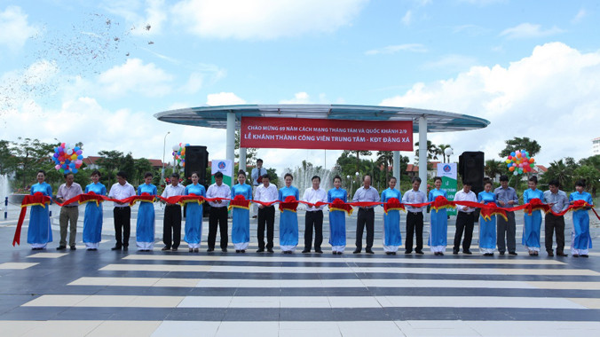 Lãnh đạo Bộ Xây dựng và Viglacera cắt băng khánh thành khu công viên