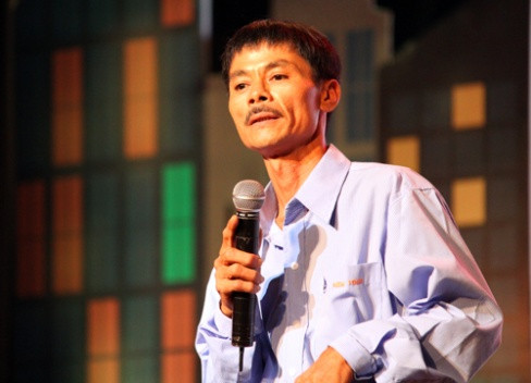 Ông Hoàng kể chuyện bắt cướp trong buổi tuyên dương Gương sáng phố phường mới đây. Ảnh: Duy Trần 