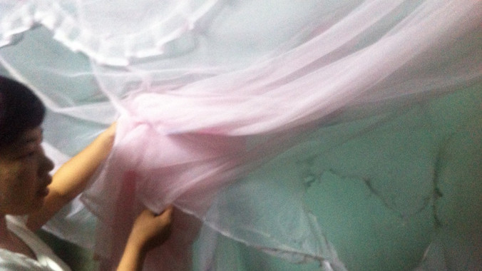 Sét đánh khiến màn, thiết bị truyền internet… của người dân bị hư hỏng. Ảnh: Hoàng Lam